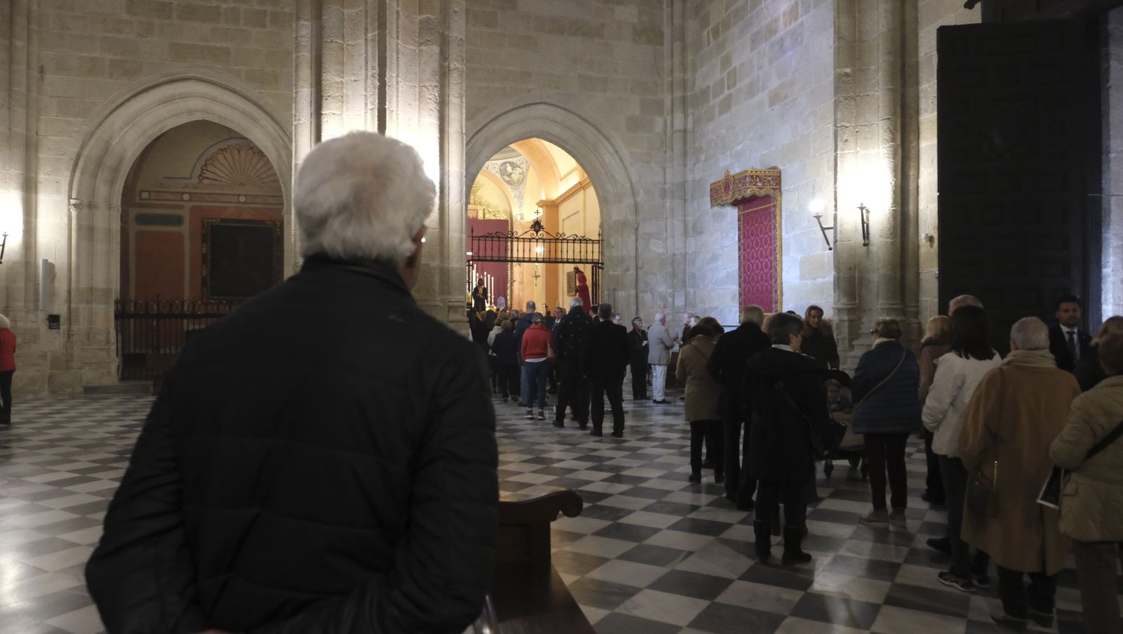 Imágenes del multitudinario besapiés del Cristo de Medinaceli en la Catedral de Almería