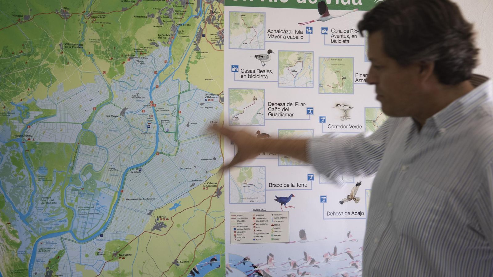 Eduardo Vera, de la Federación de Arroceros, explica sobre el mapa de la Marisma.