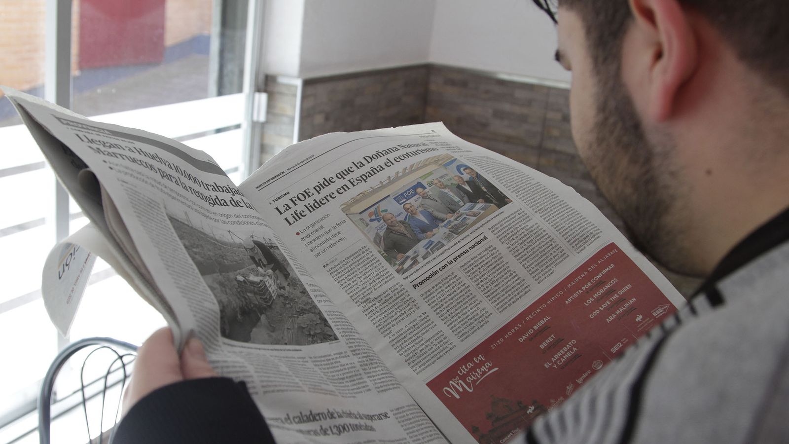 La lectura de la prensa en los bares todavía sigue siendo una costumbre en Huelva.