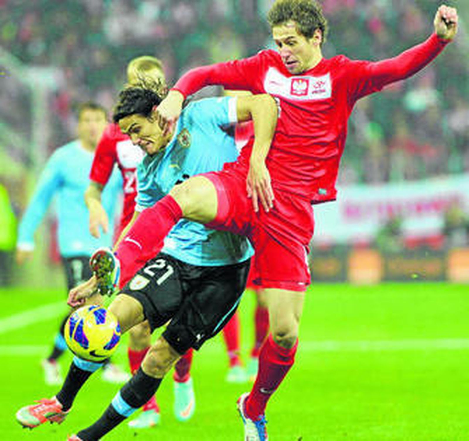 Krychowiak le mete con fuerza la pierna a Cavani durante un amistoso entre Polonia y Uruguay.