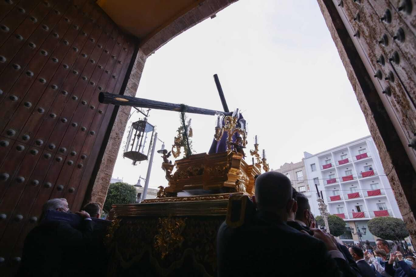 Salida del vía crucis de Nazareno en San Fernando