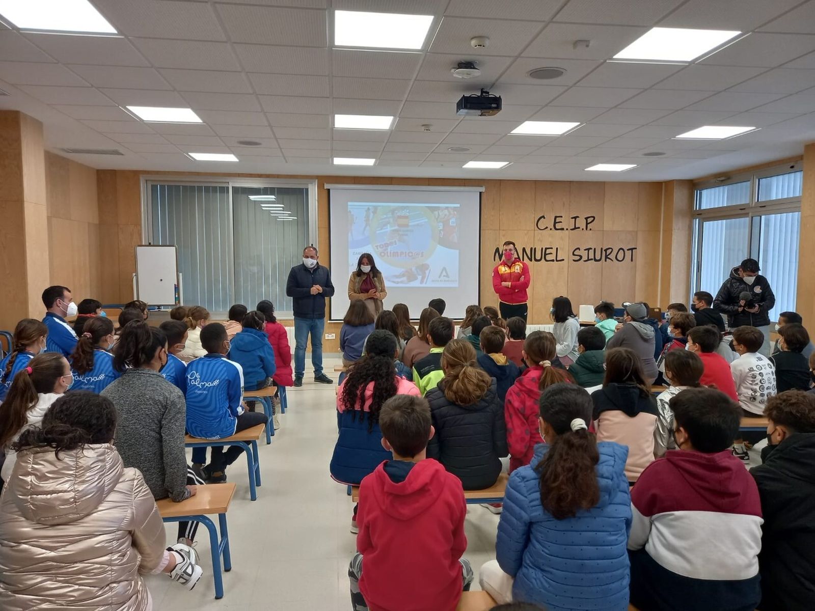 Carlos González, durante su encuentro con los escolares de La Palma del Condado.