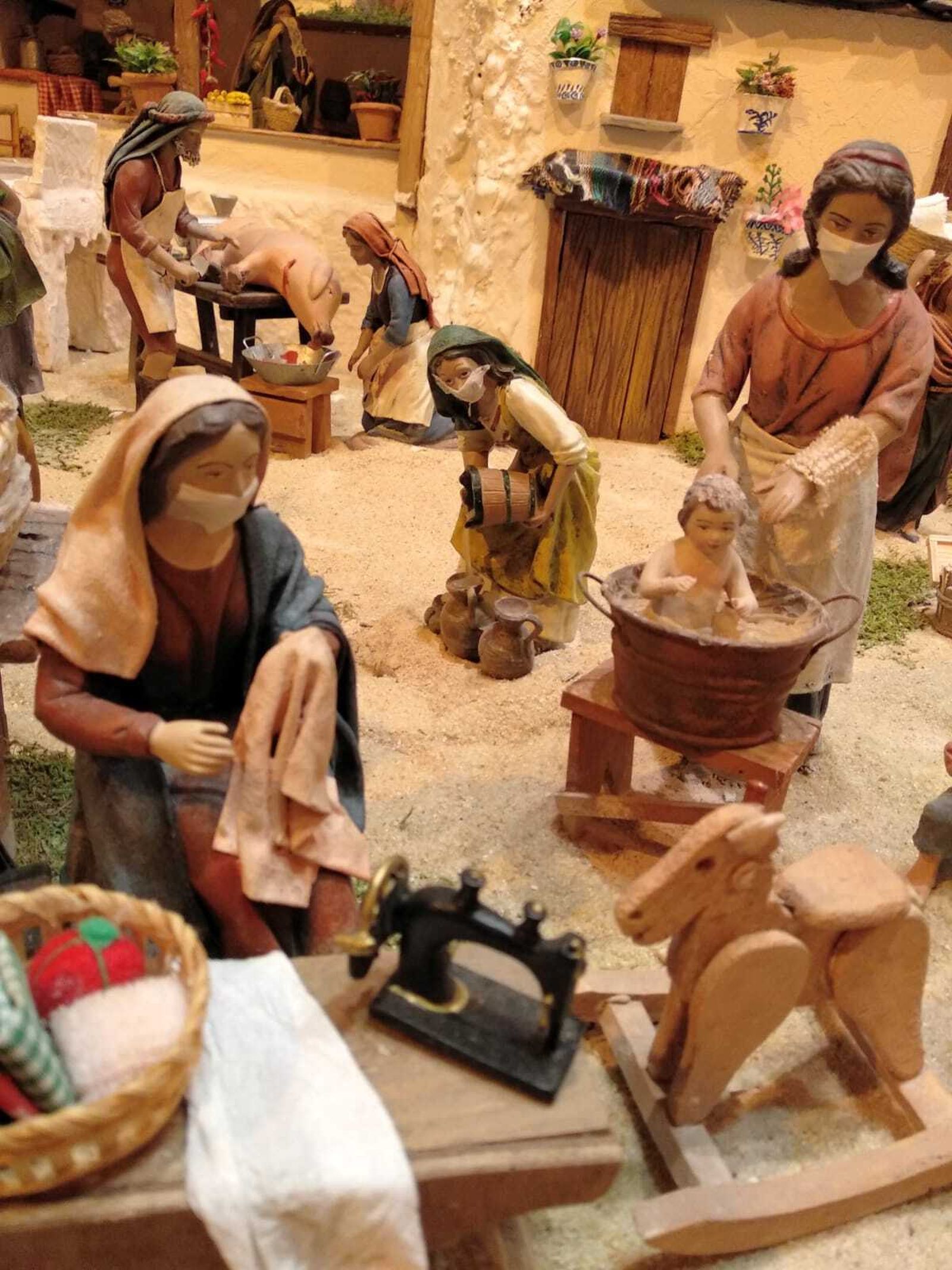 Figuras con mascarilla.