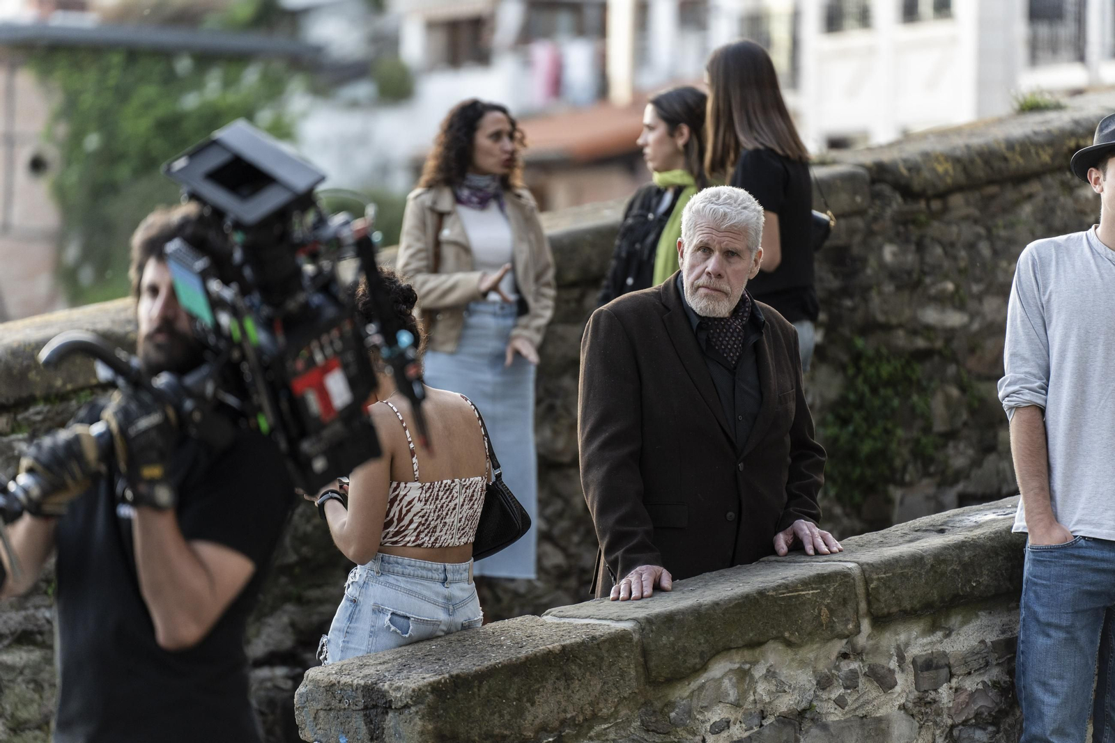Una imagen del rodaje de 'Ya no quedan junglas' con Ron Perlman.
