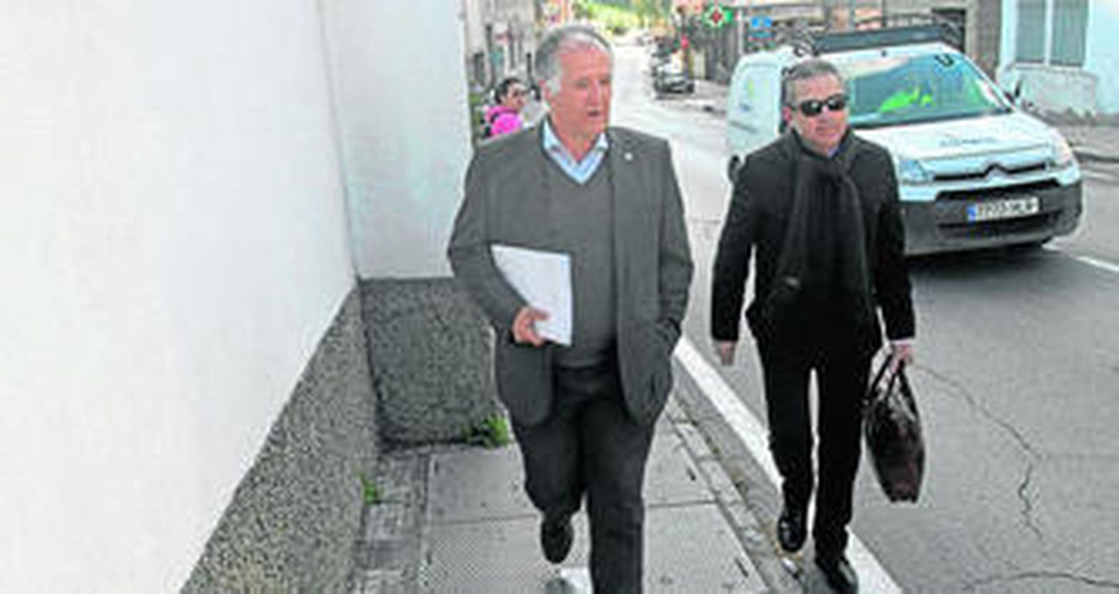 Juan Andrés Gil, acompañado de su abogado, momentos antes de entrar al Palacio de Justicia de Marzales.