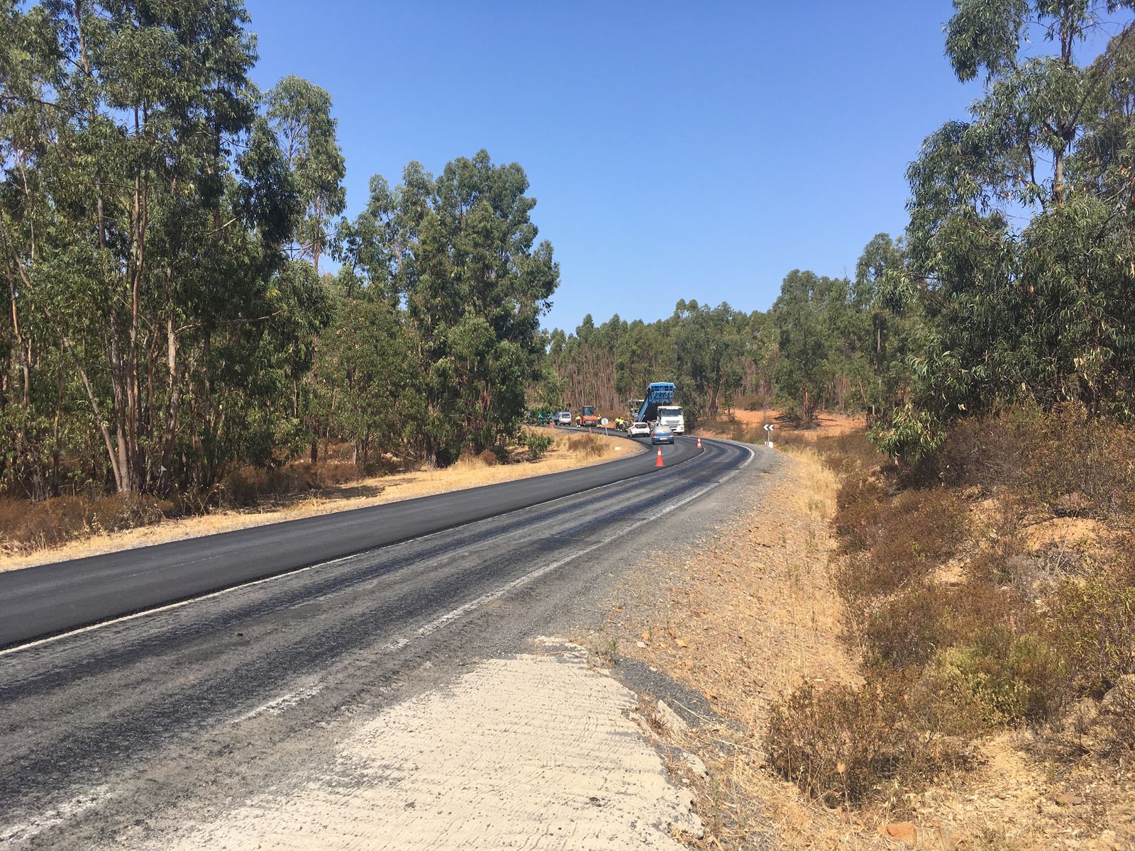 Obras en la carretera de Alosno a Puebla de Guzmán.
