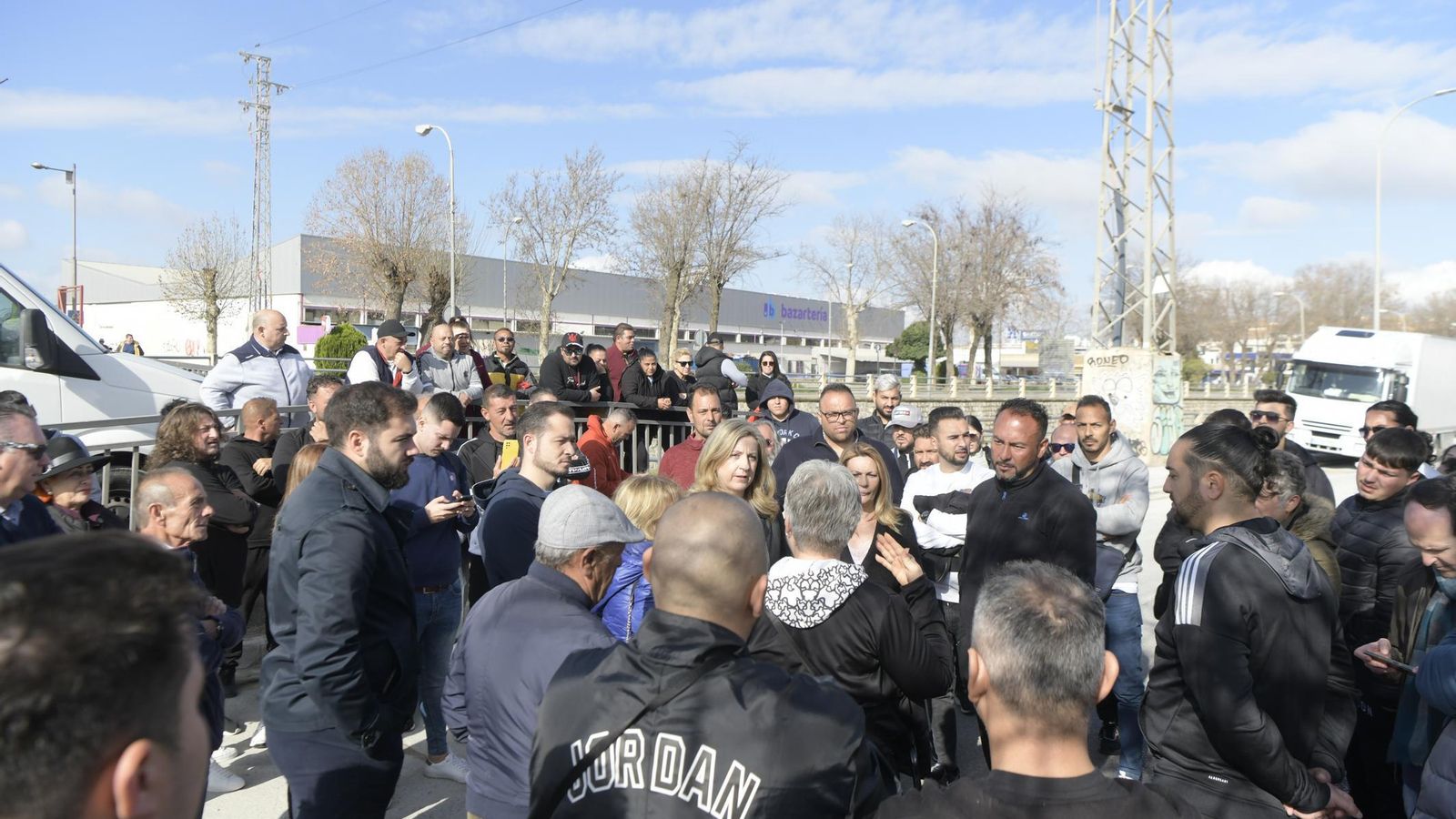 Sánchez e Insúa coincidieron en una visita al mercadillo y hablaron con los comerciantes.