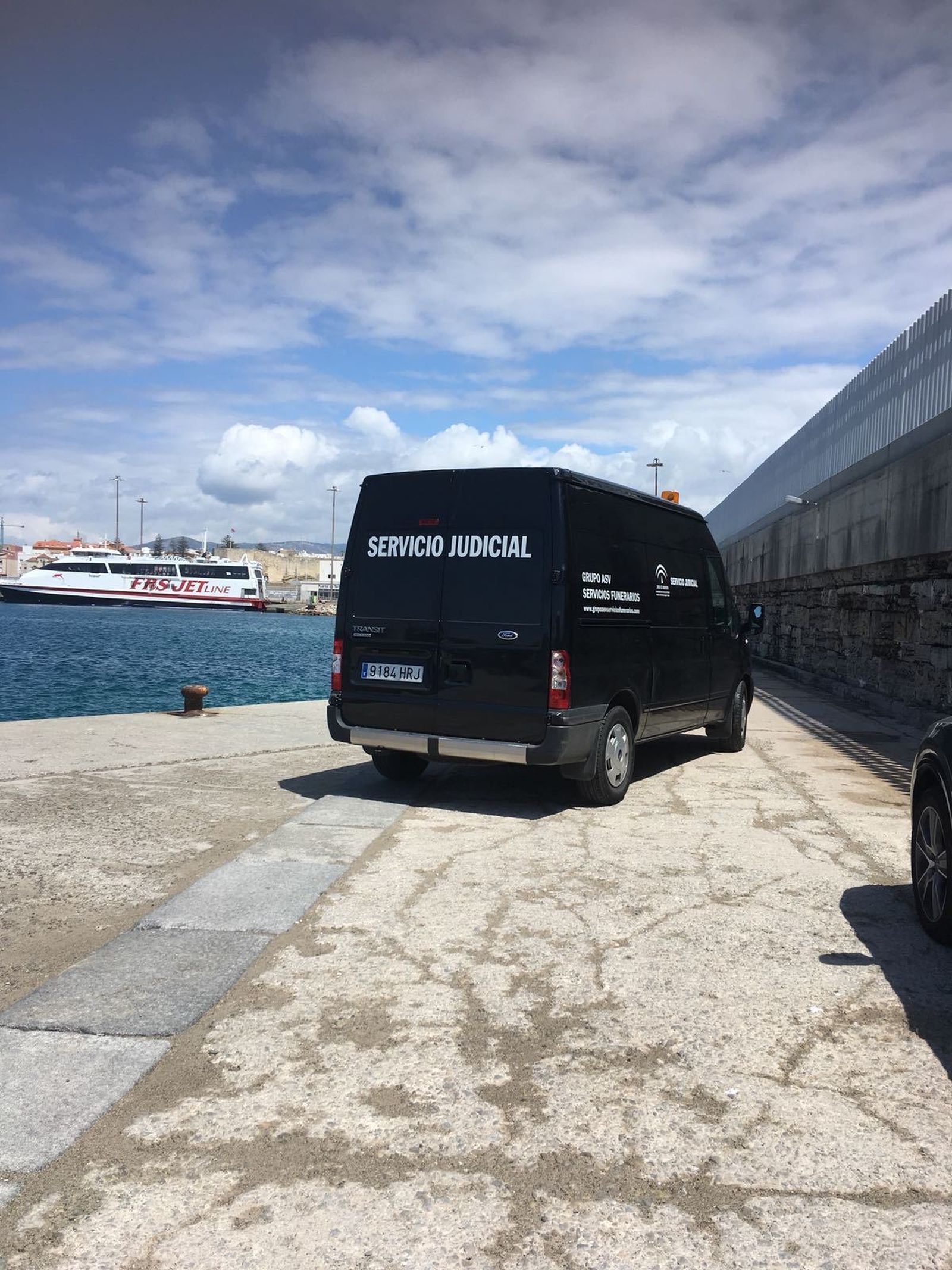Vehículo del servicio judicial que atendió la llegada del cuerpo de un migrante.