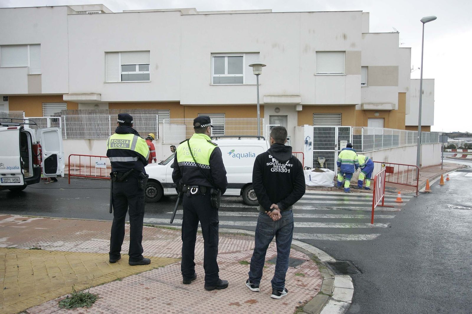 Agentes de Policía Local supervisan a los operarios de Aqualia mientras procedían al corte de tomas ilegales de agua en viviendas ocupadas en La Pipa.