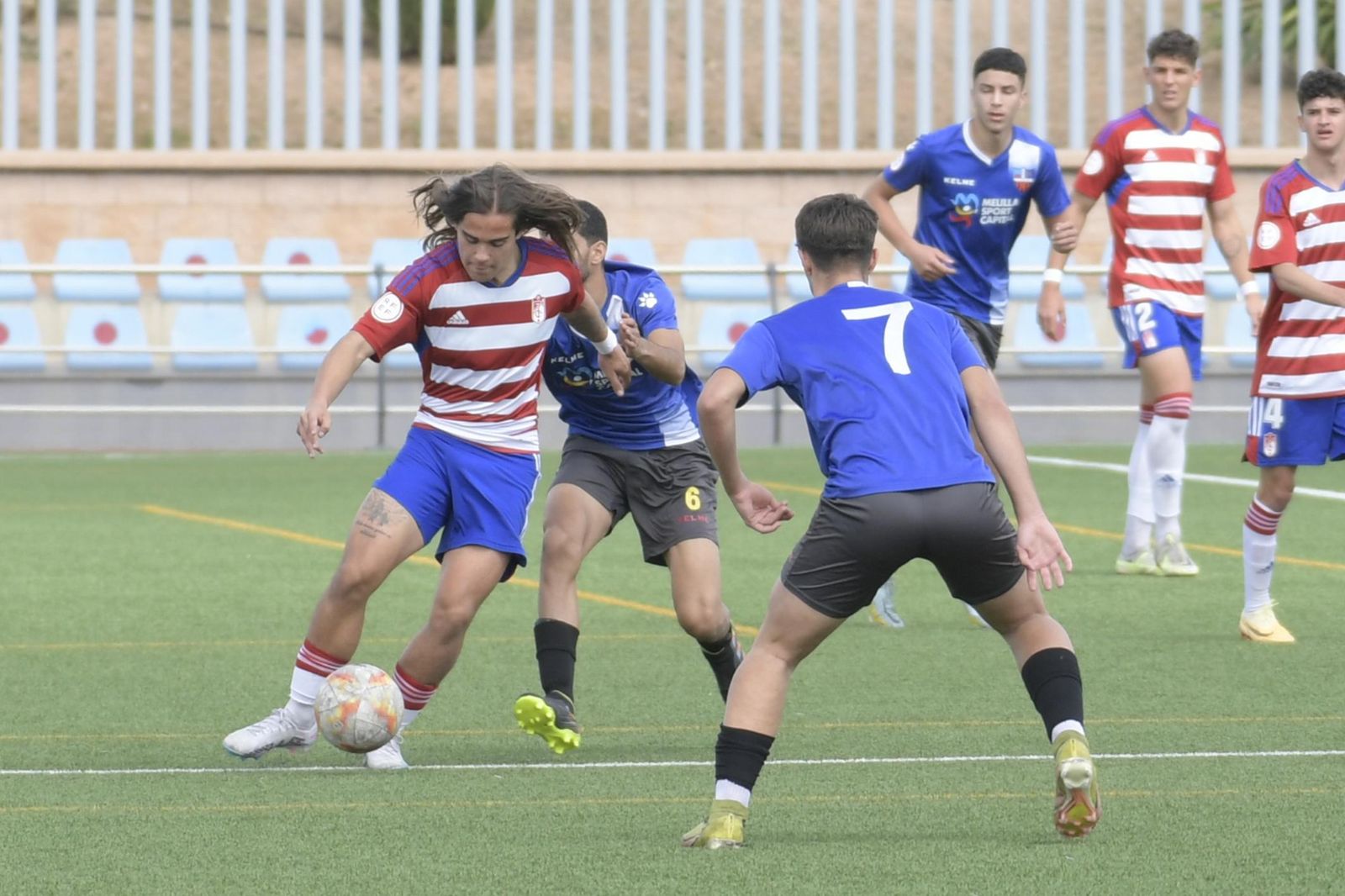 Mauro Zalazar protege la bola en el encuentro ante el Rusadir.