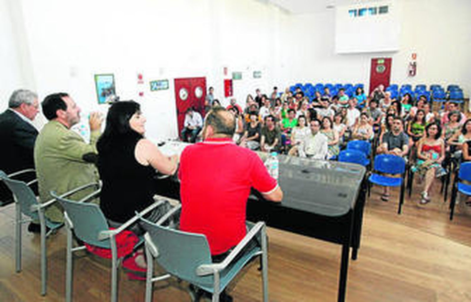 Los profesores congregados en el Albergue Inturjoven asisten al discurso de Pedro Benzal