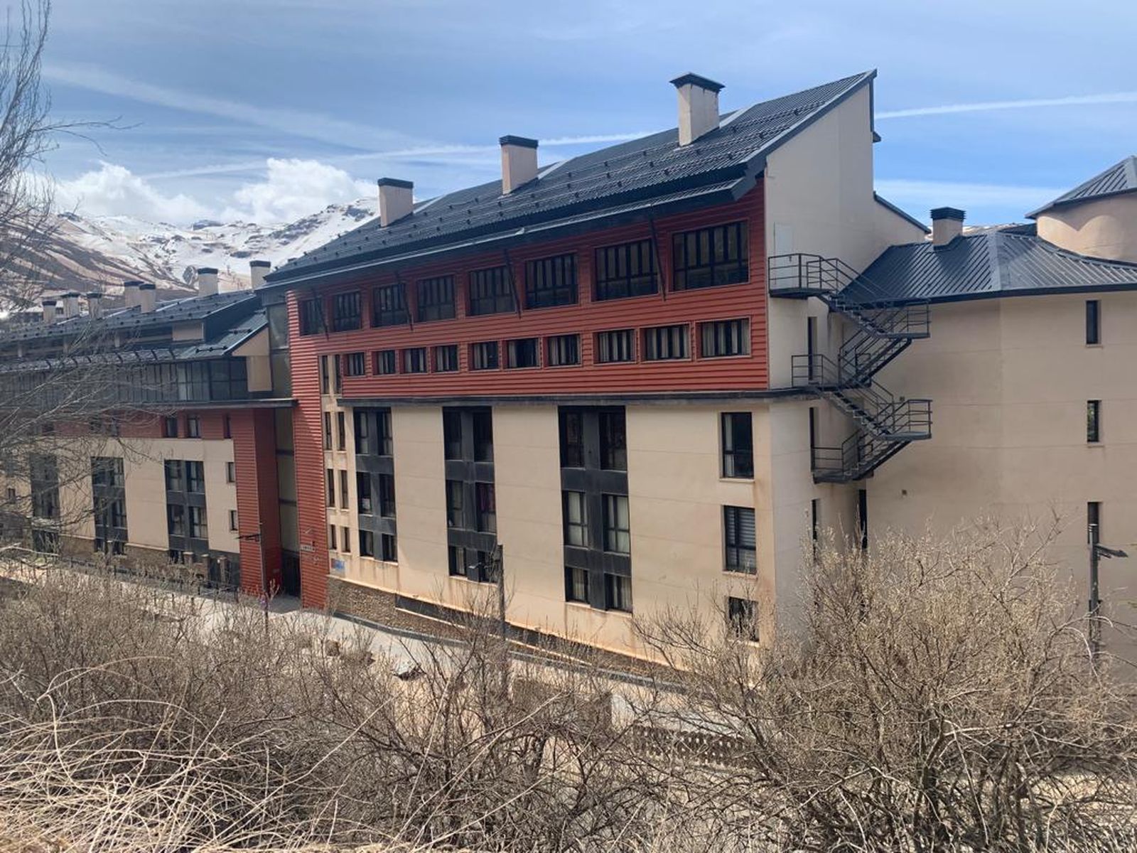 El edificio Monte Gorbea en Pradollano (Sierra Nevada).