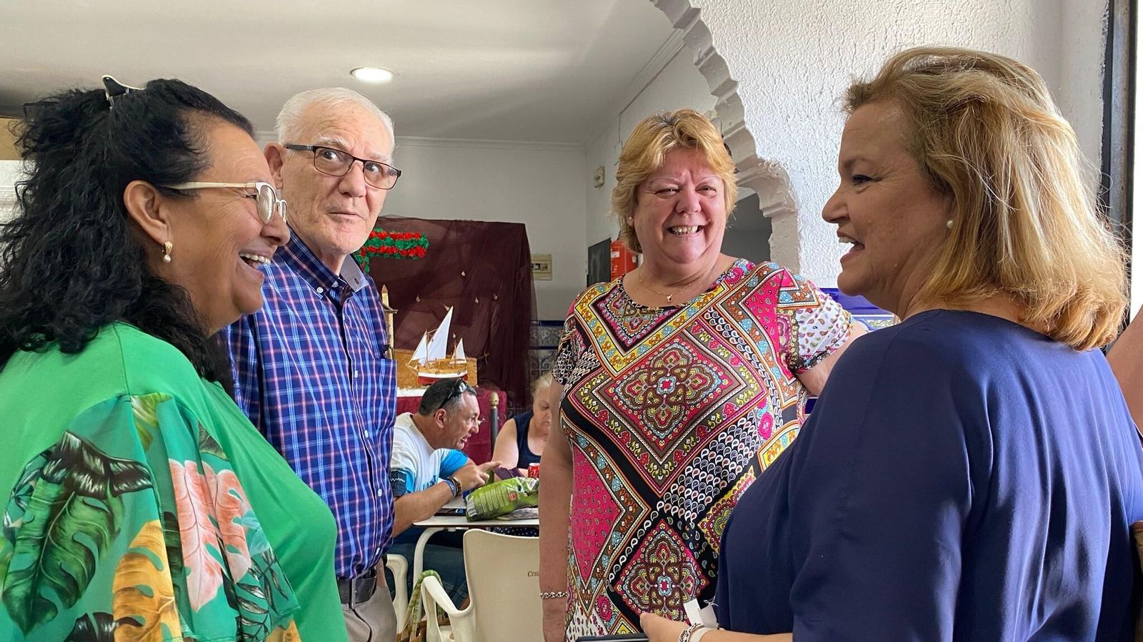 María José de Alba, candidata del PP en San Fernando, charlando con varios vecinos.