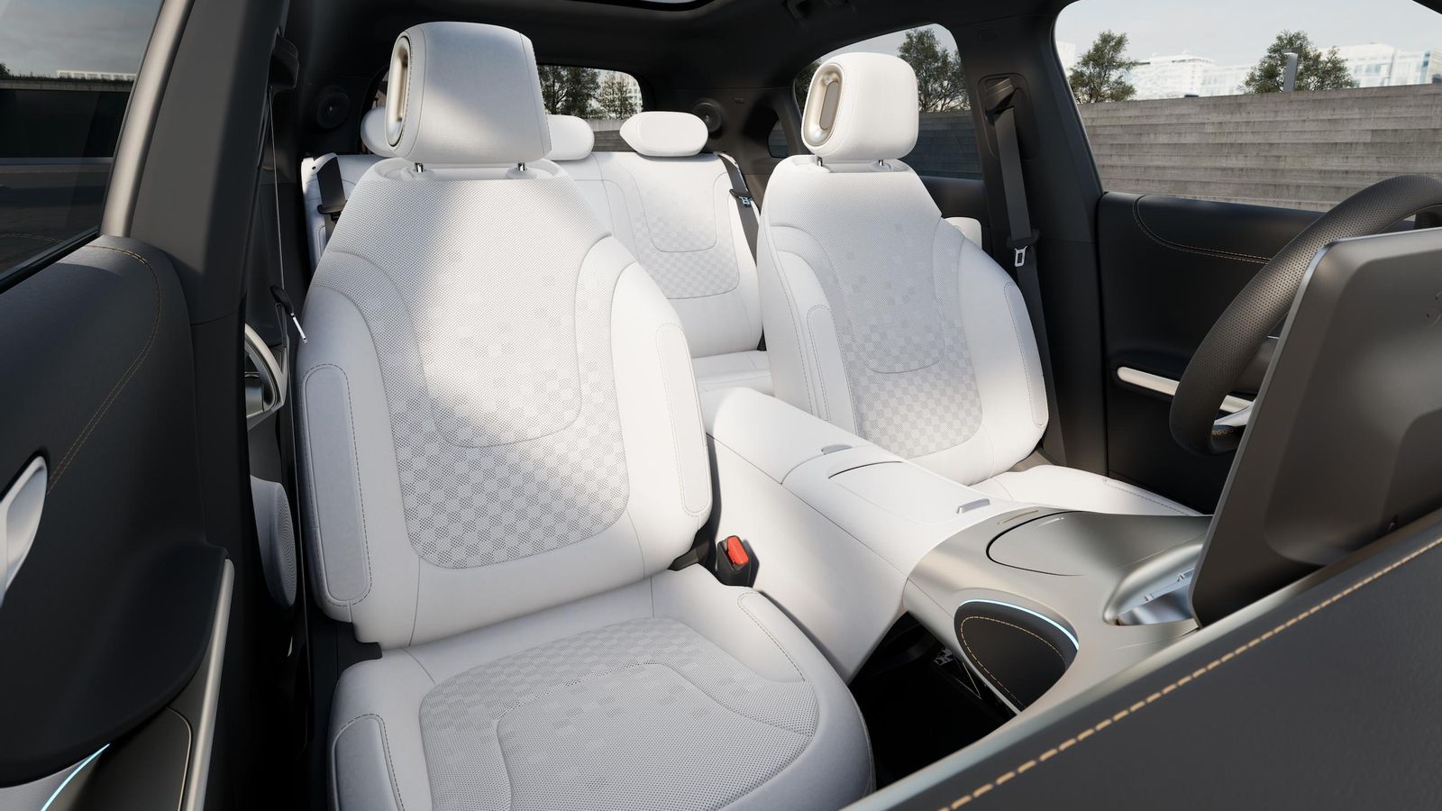 El habitáculo se siente espacioso a lo alto y a lo largo. La banqueta trasera se desplaza longitudinalmente en dos partes.
