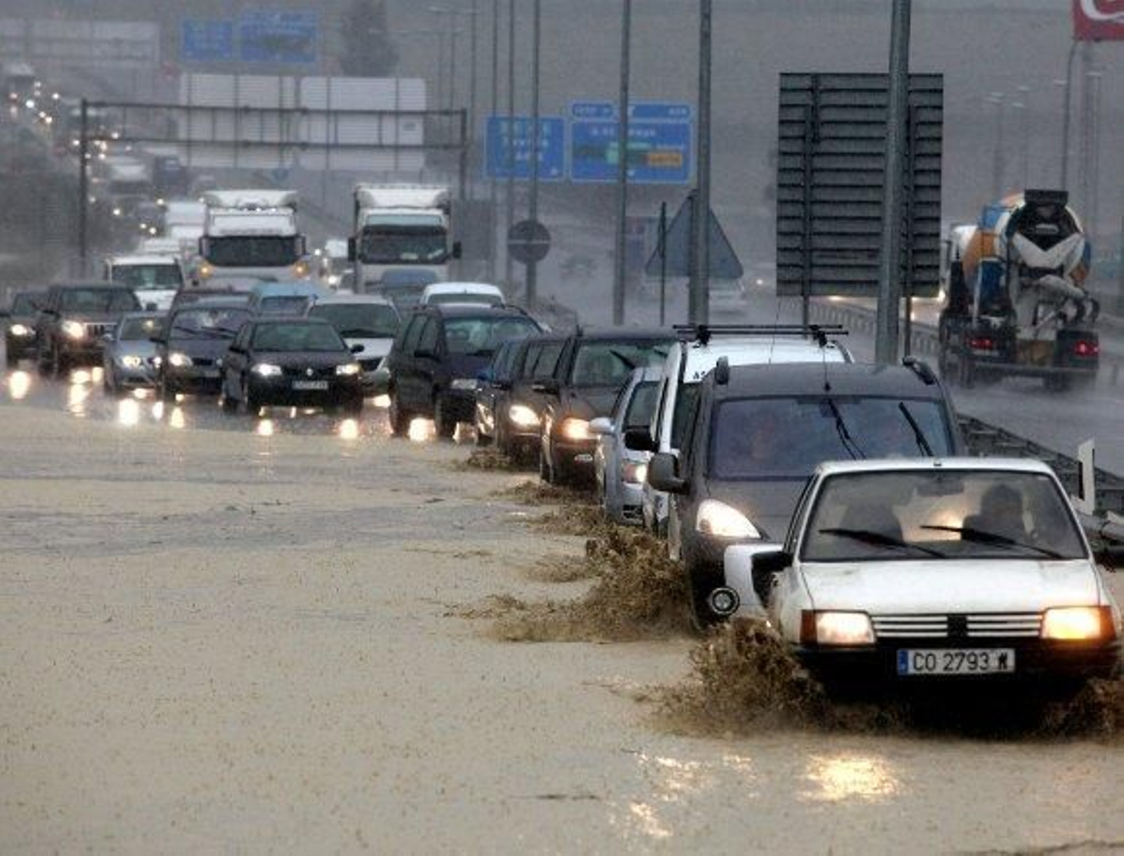 La lluvia provoca el cierre de diez carreteras, ocho de ellas en Sevilla y Jaén