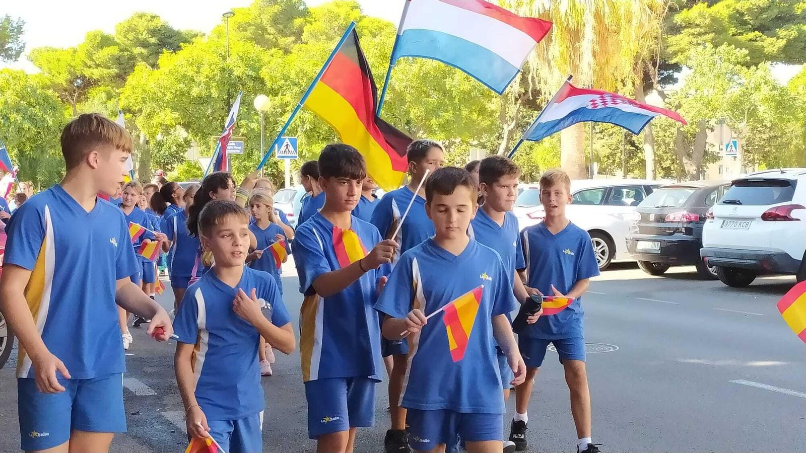 Participantes en la marcha de la tamborrada de Las Cortes.