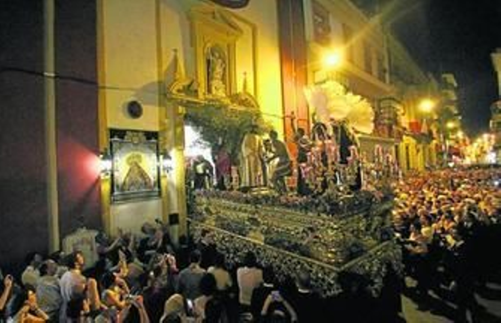 El paso de misterio de la Hermandad de los Panaderos saliendo a una abarrotada calle Orfila.