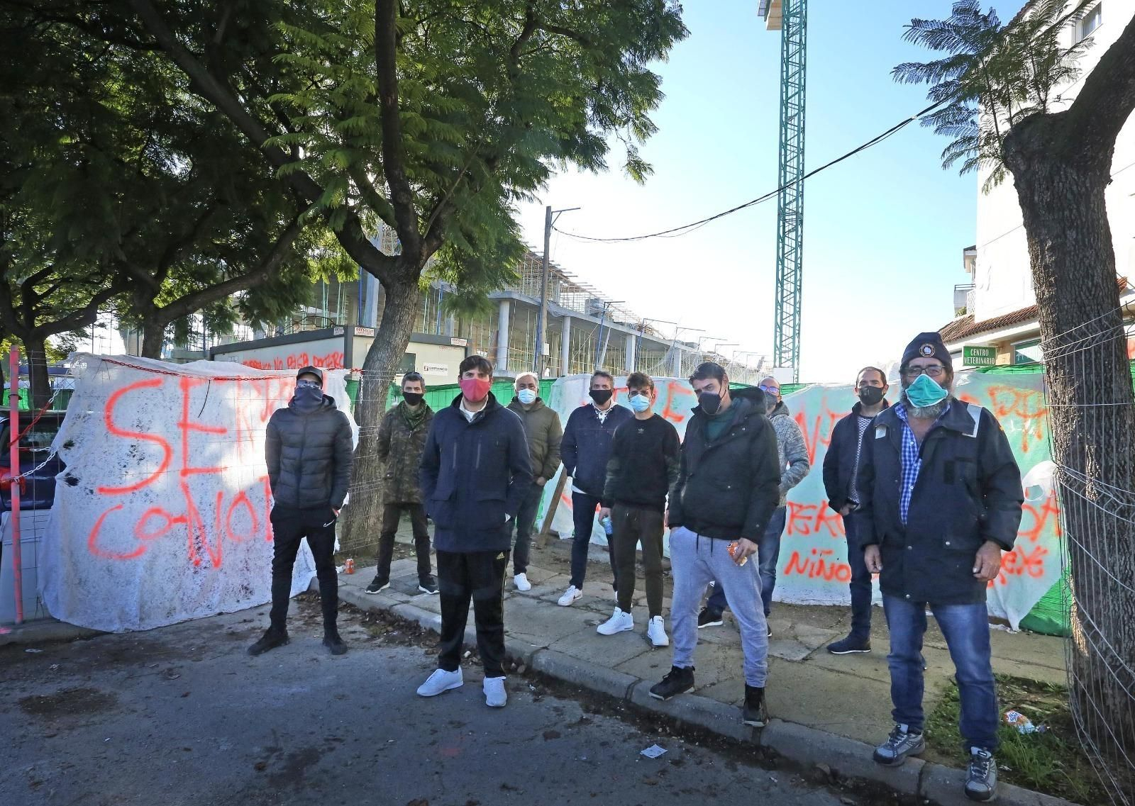 Varios trabajadores del nuevo edificio de la Seguridad Social, esta mañana a la entrada de la obra.