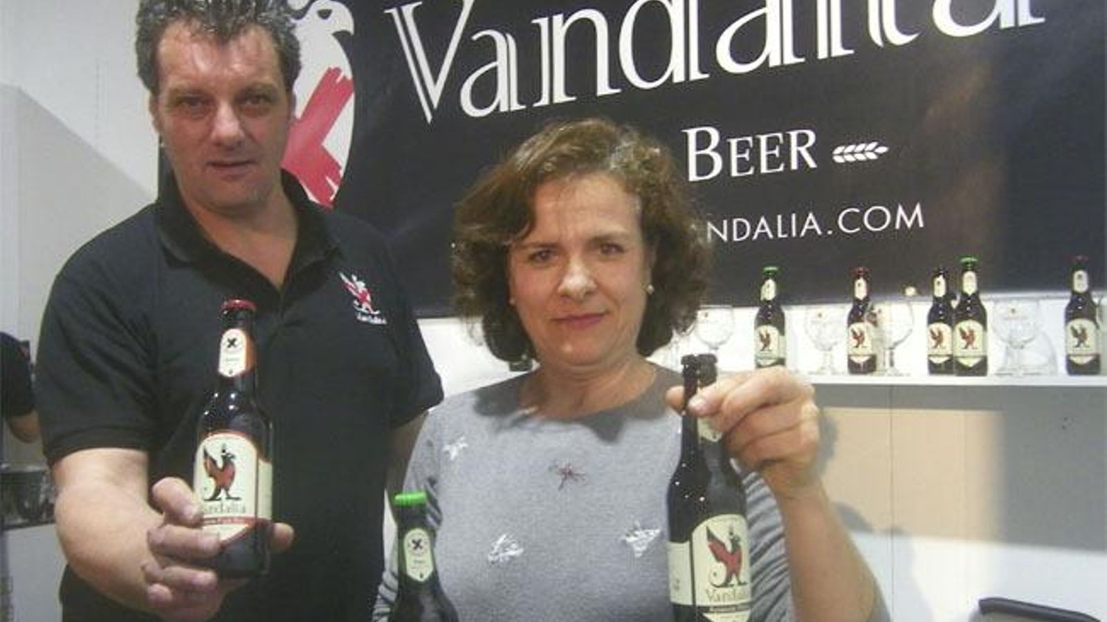 José María Vázquez, maestro cervecero de Vandalia junto a Consuelo Sánchez, una de las propietarias