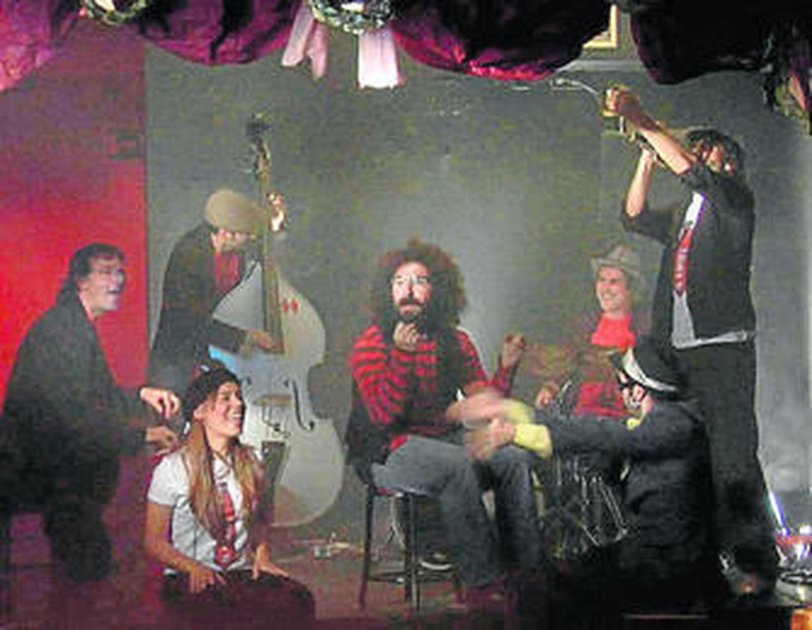 La banda (Antonio Romera en el centro), durante una actuación reciente.