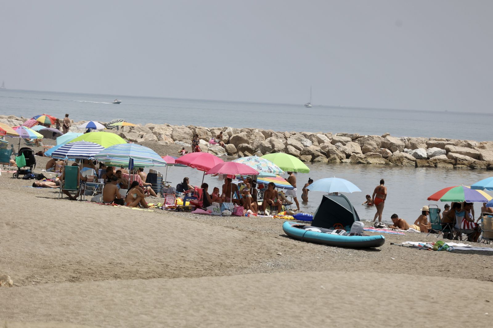Gran ambiente en las playas de Málaga en plena jornada electoral