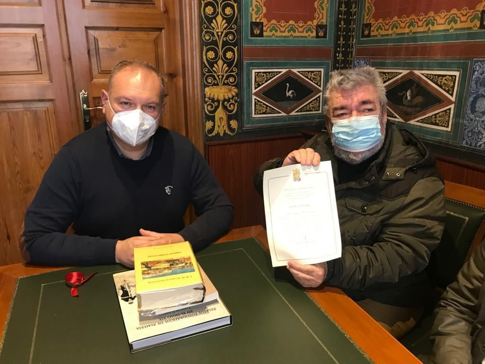 Antonio Fernández y Francisco Soler durante la donación del material histórico.