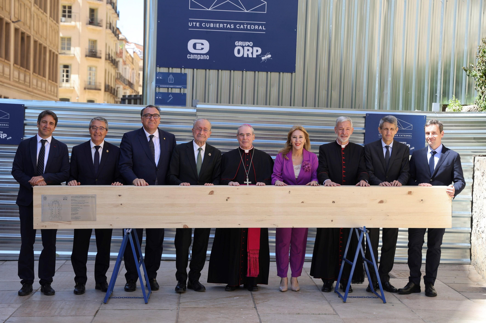 Colocan la primera viga de la nueva cubierta de la Catedral de Málaga, en fotos