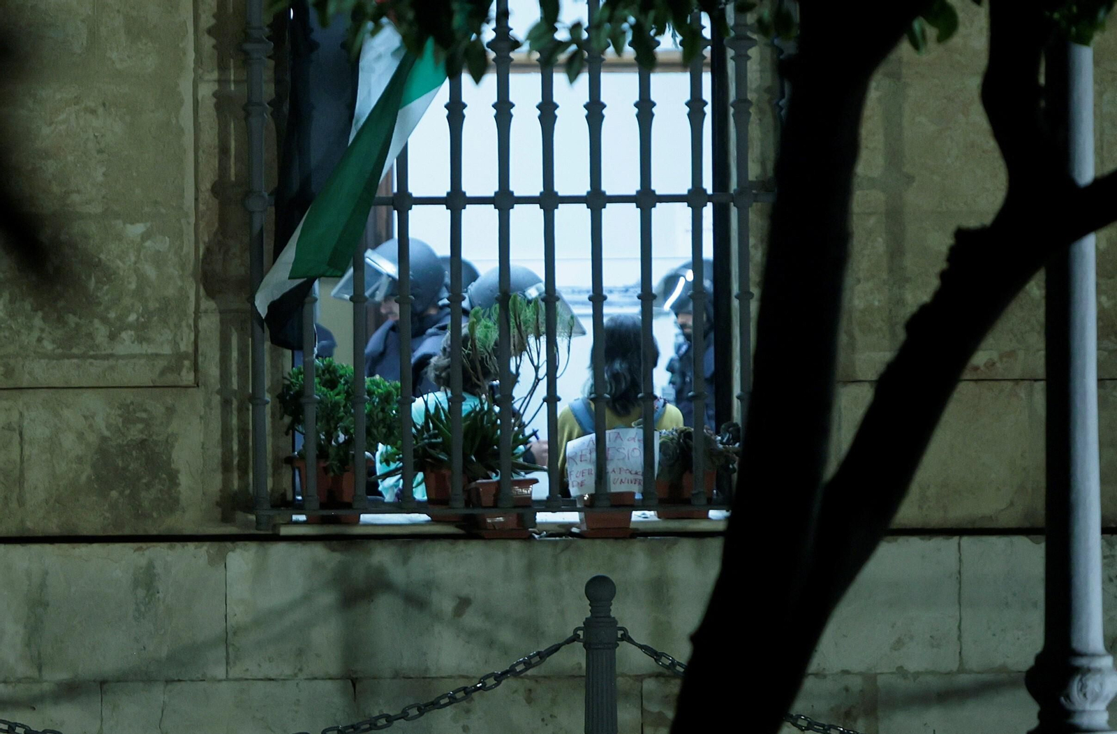 Un momento del desalojo en la Universidad de Sevilla.