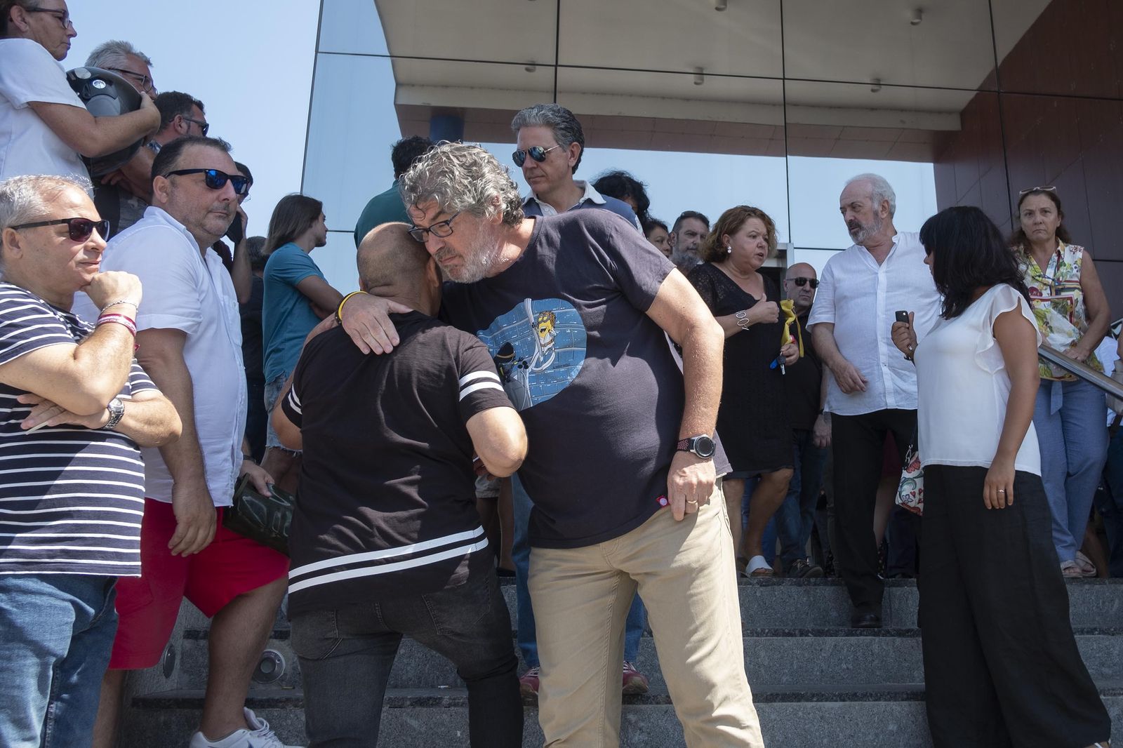 El chirigotero José Guerrero 'Yuyu' abraza a un asistente a la misa de responso por Manolo Santander.