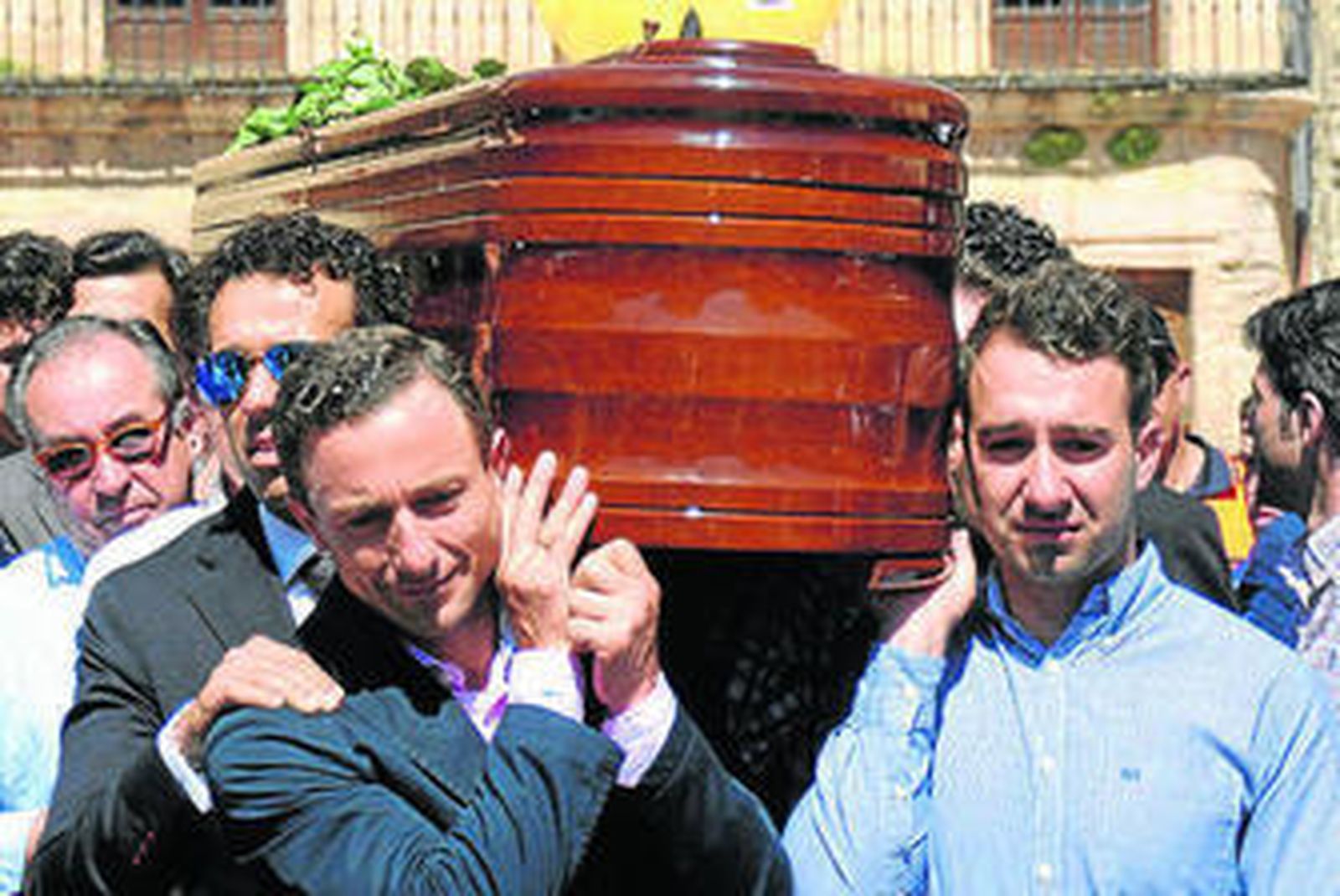 Rafaelillo y detrás Víctor Puerto, entre quienes portaban el féretro.
