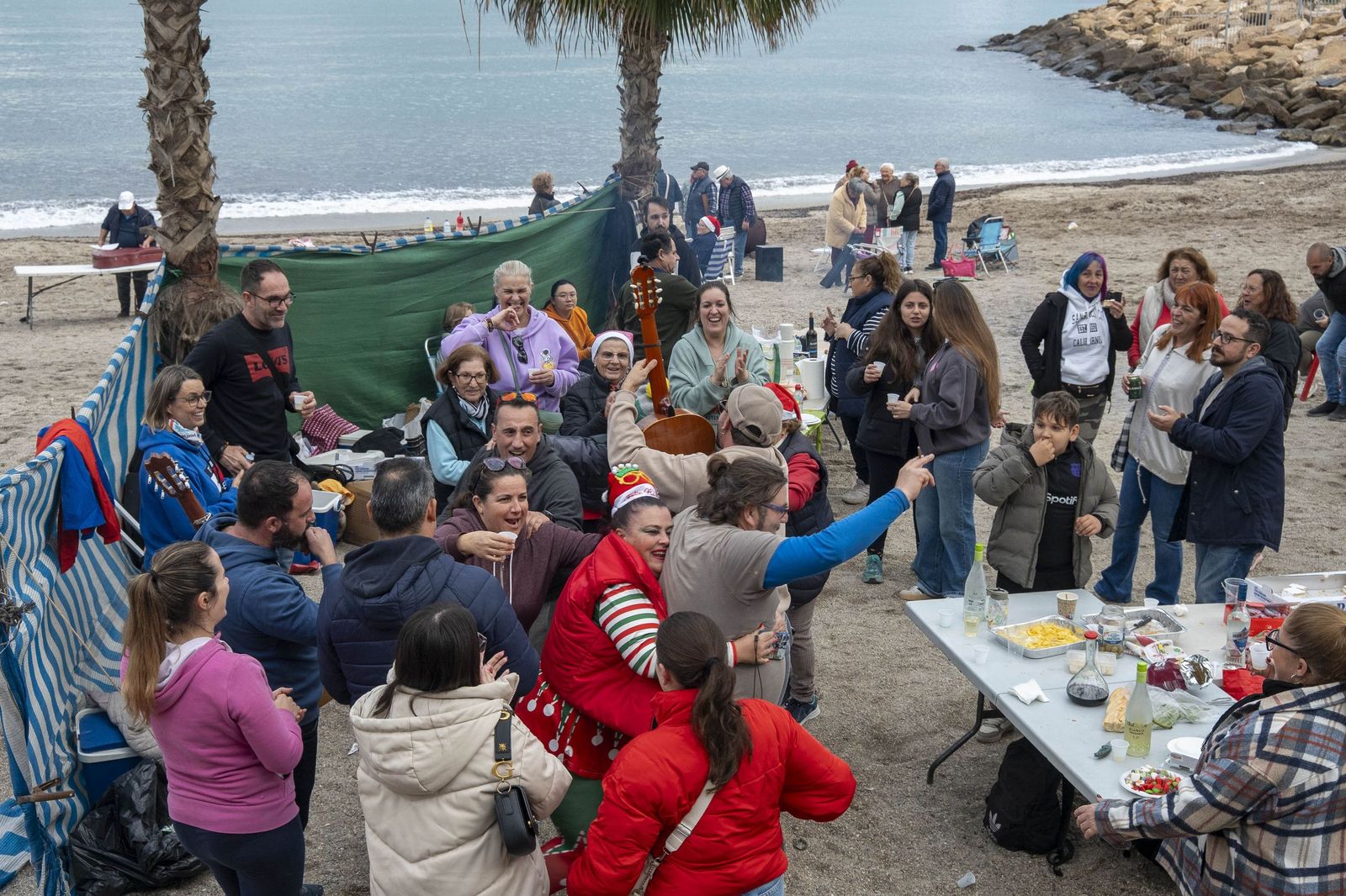 Las moragas reúnen a miles de personas en Roquetas para celebrar el final de año