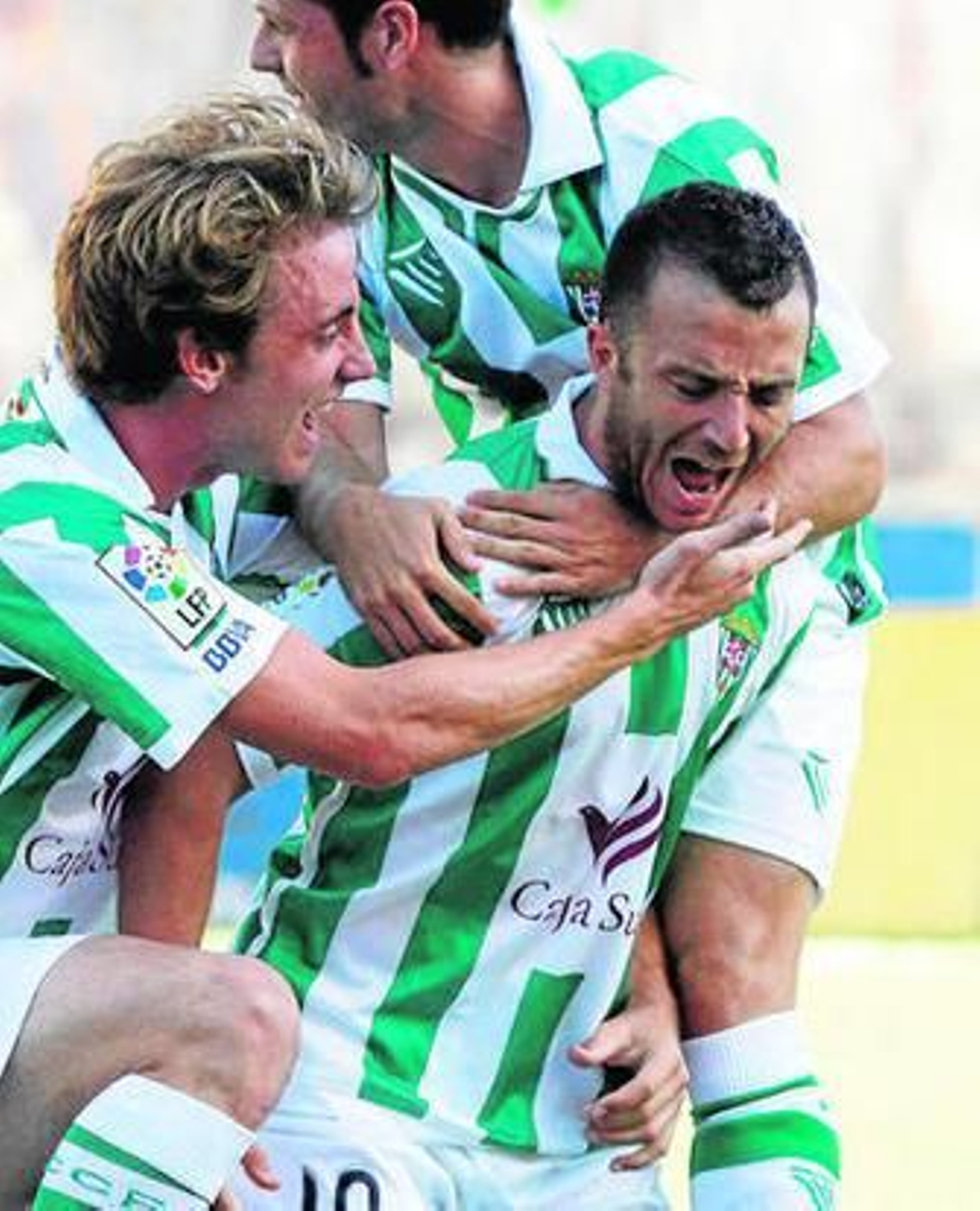 Pepe Díaz recibe el abrazo de Dañobeitia y Arteaga tras marcar al Villarreal el primer gol de la Liga.