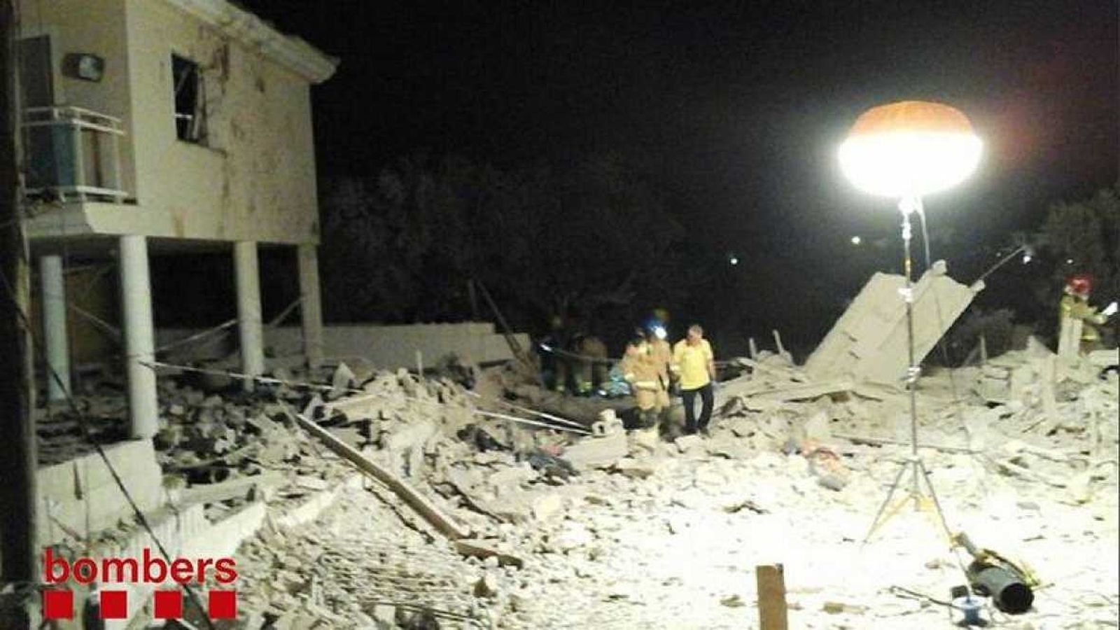 Los bomberos actúan en la zona tras la exposión.