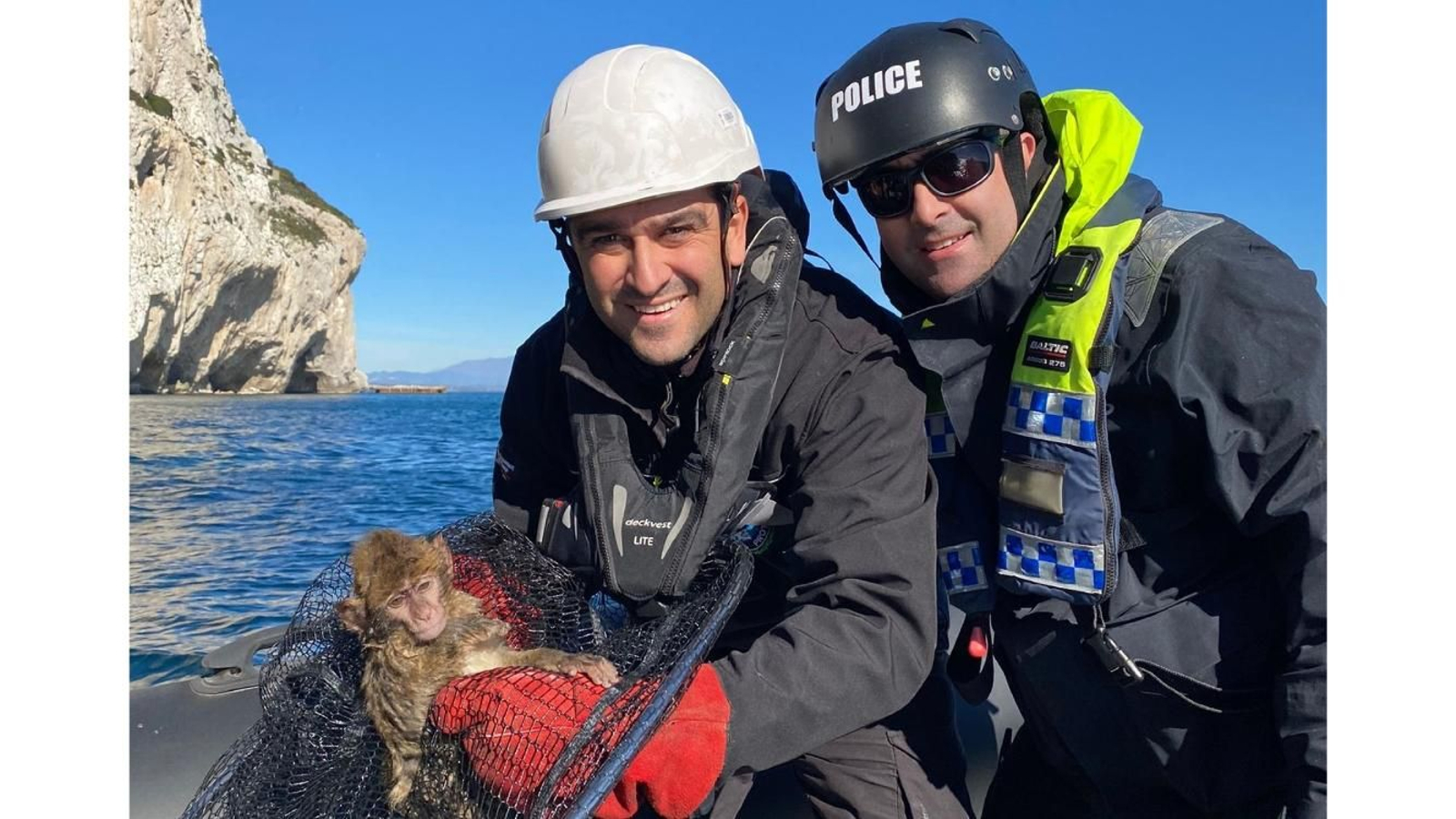 Los agentes, con el macaco rescatado.