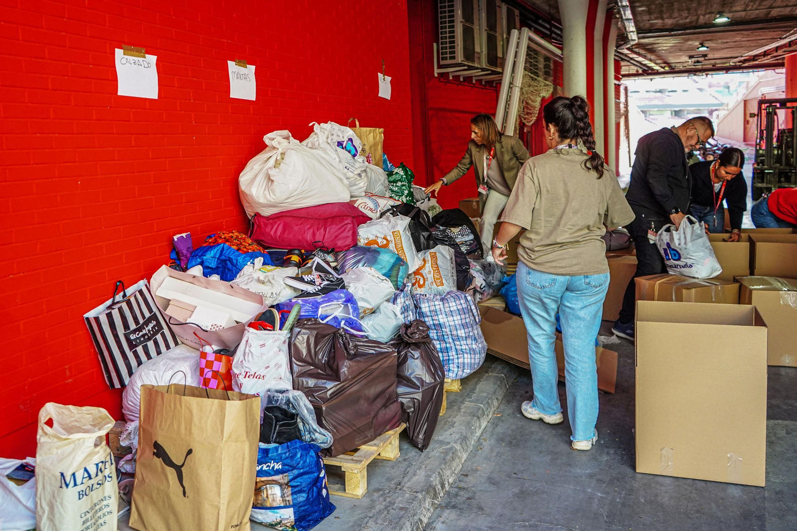 Primeros materiales que han ido dejando los ciudadanos en Los Cármenes.