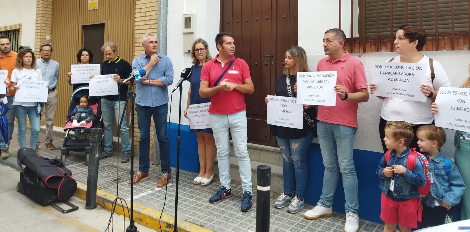 Protesta a las puertas del colegio.