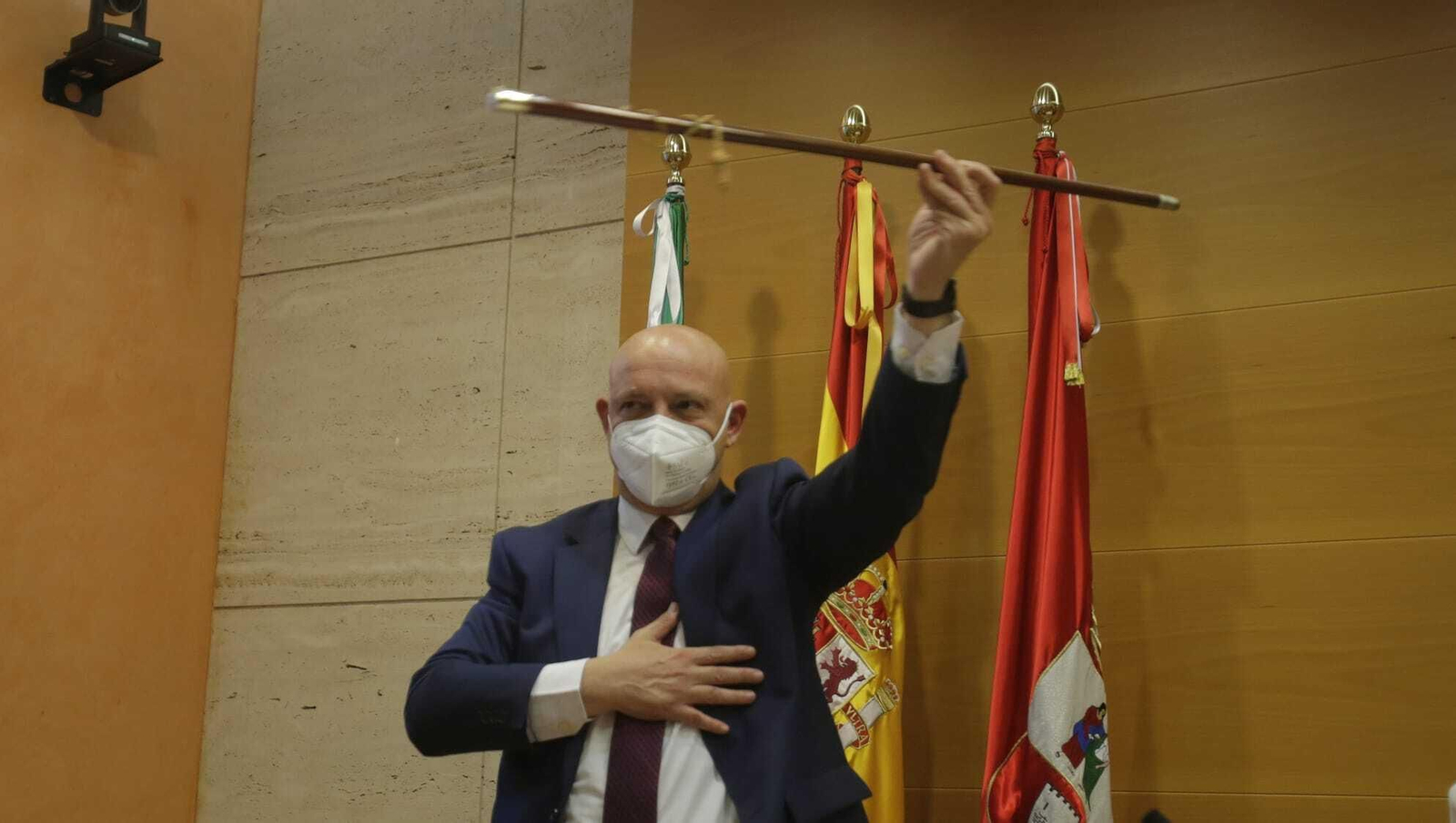 Francisco Rodríguez saluda con el bastón de mando como nuevo alcalde de Dos Hermanas.
