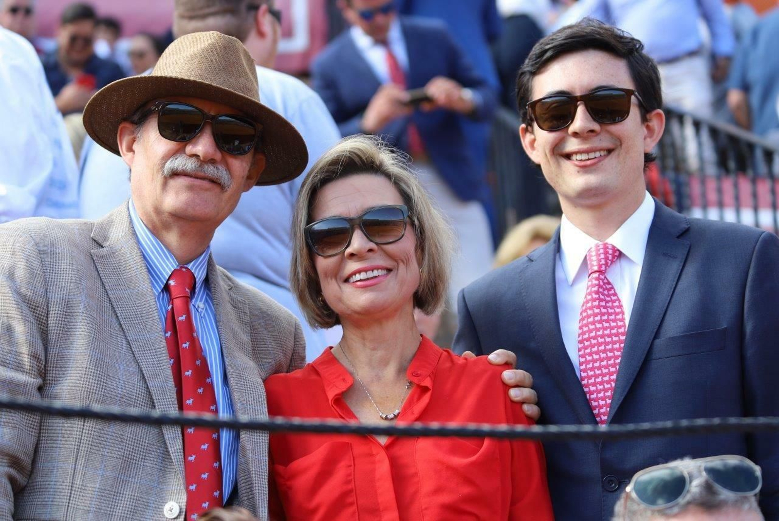 Eduardo Londoño, Clemencia y Daniel Londoño, del club taurino de Bogotá seguidores de Roca Rey.