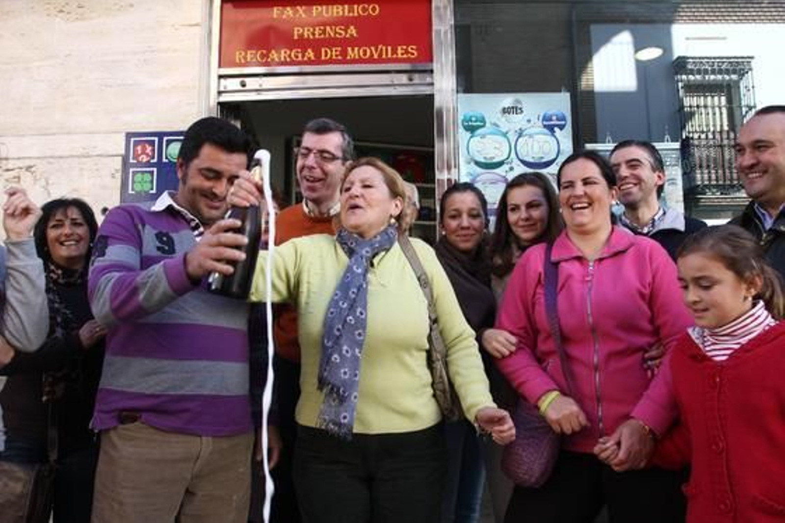 Las imágenes de las celebraciones de los premiados en Lora del Río./ Belén Vargas