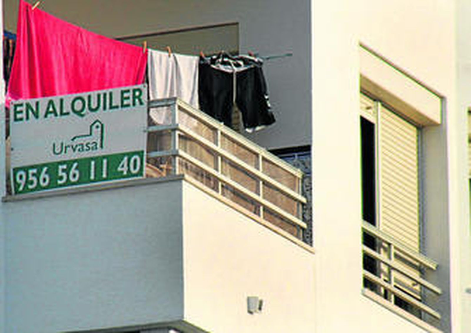 Un cartel anuncia un piso en alquiler en la urbanización de Valdelagrana.