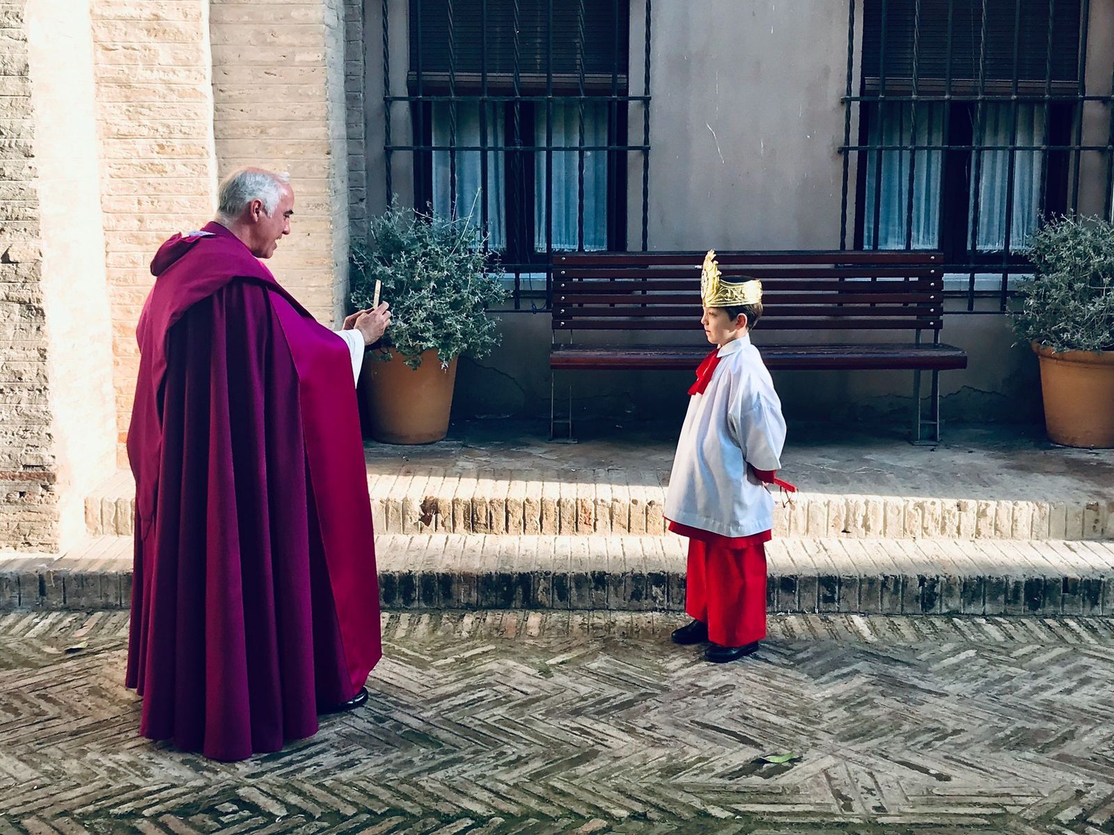 El canónigo Sánchez Dalp fotografía al Carráncano Julio Cuesta Galnares en el Patio de los Naranjos