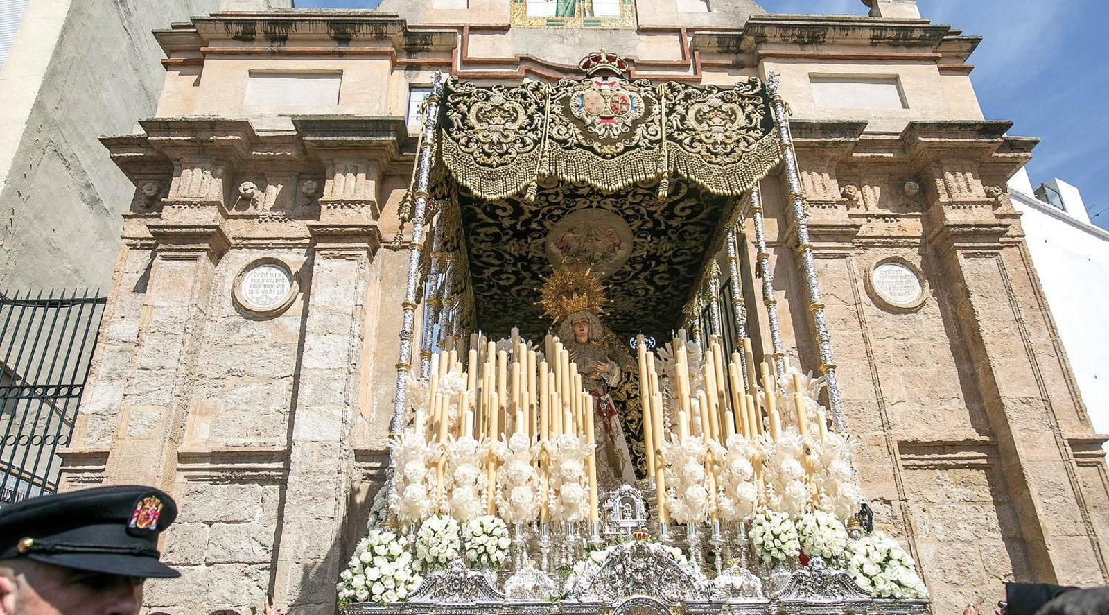 La Virgen de la Esperanza saliendo a María Auxiliadora