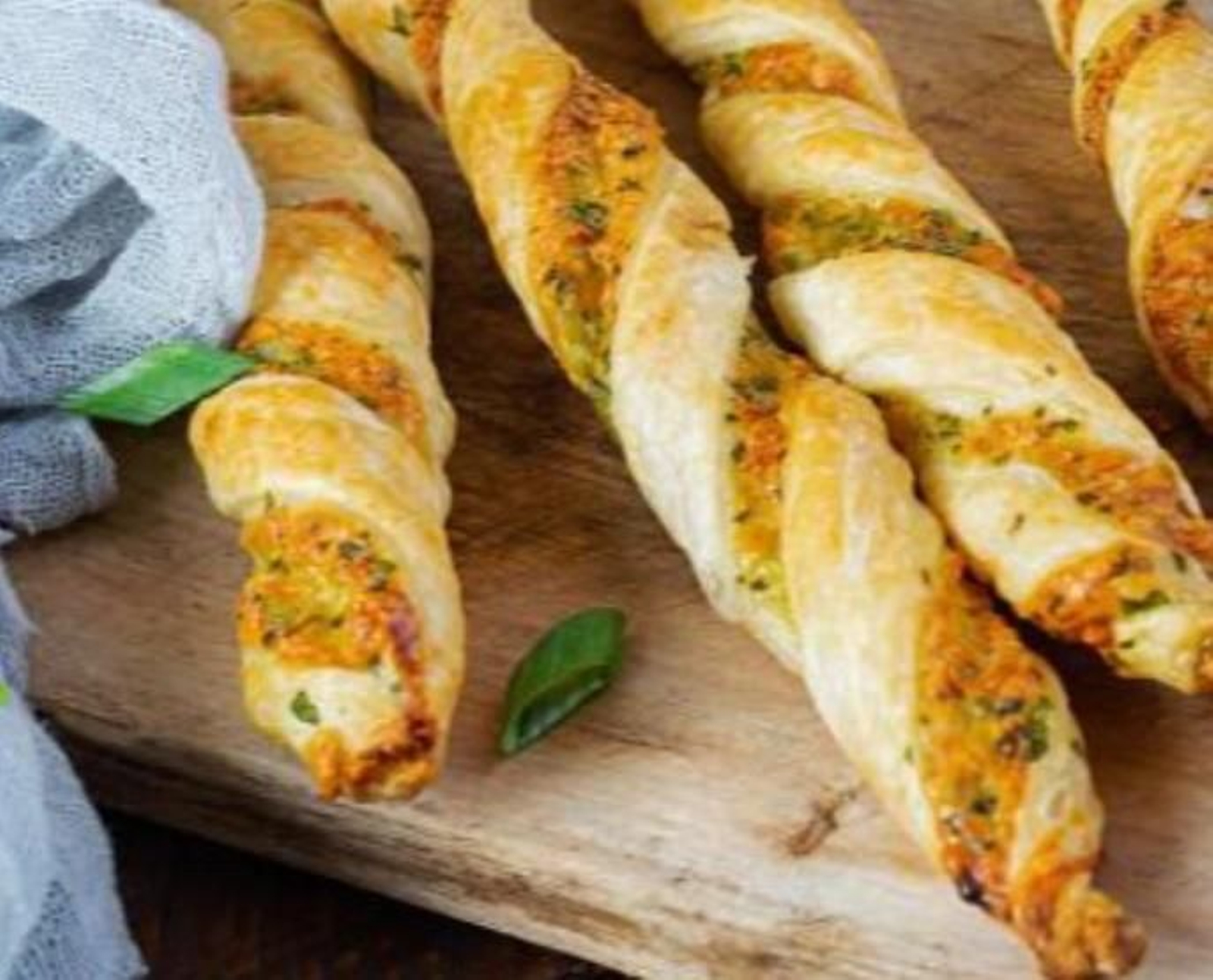 La Gambuza Trattoria - Bastoncitos de pesto con queso al horno