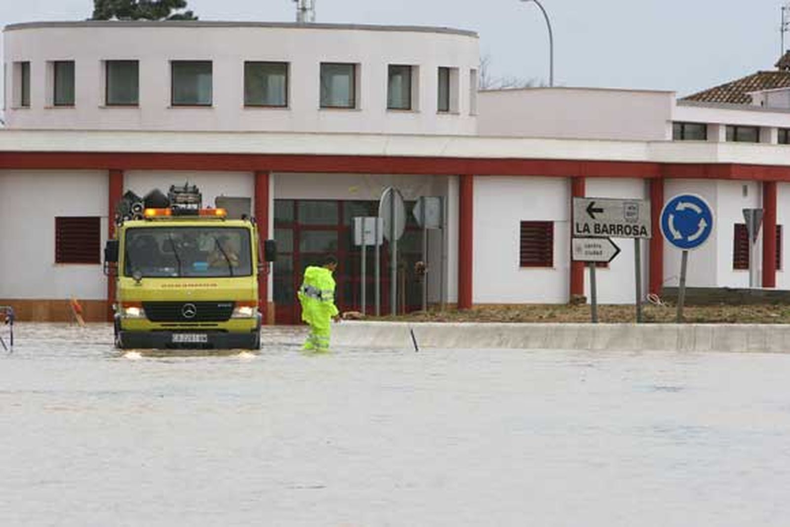 La intensa lluvia caída durante el fin de semana obligó a cortar el tráfico de acceso a Chiclana. En San Fernando, el agua alcanzó el metro de altura en la Venta de Vargas.

Foto: Sonia Ramos-Elias Pimentel