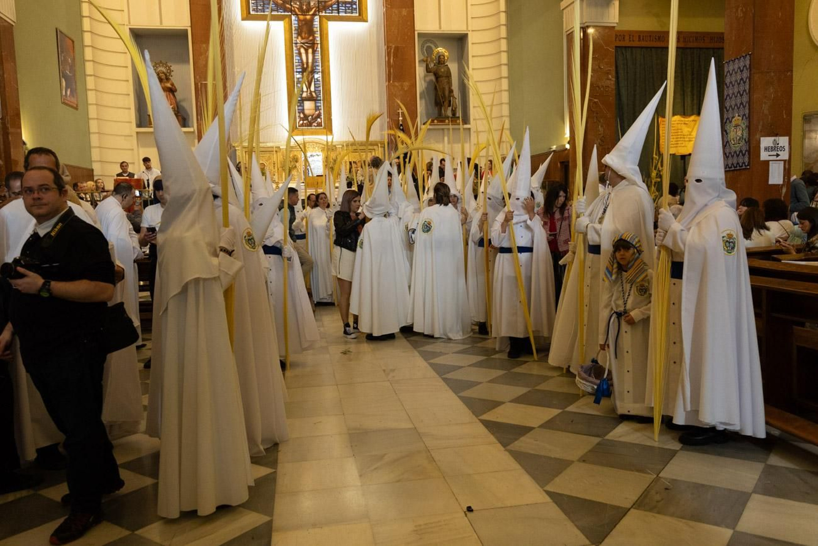 Los jiennenses se echan a la calle para presenciar la primera de las procesiones de la jornada: la Borriquilla (I)