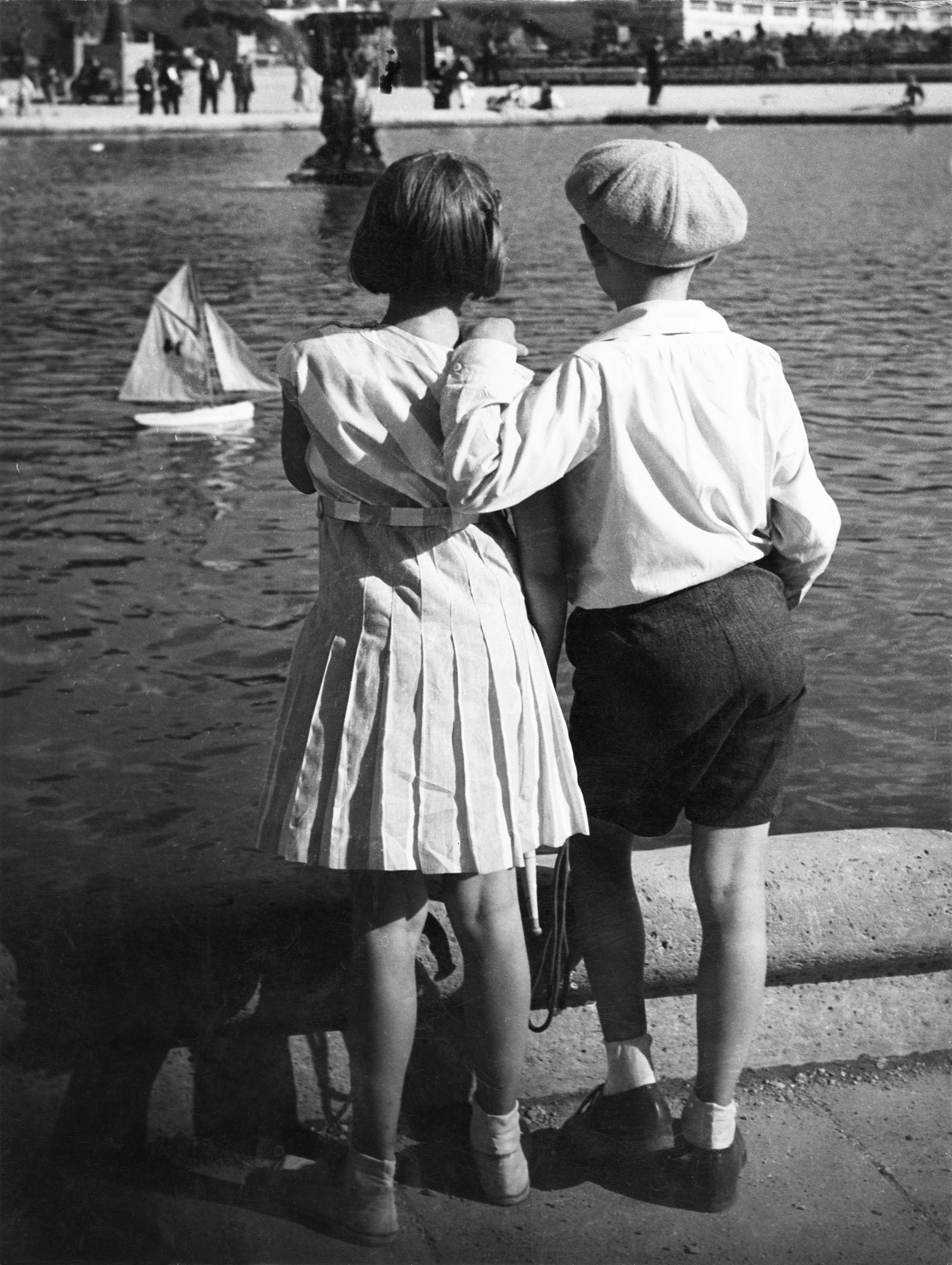 'Niños frente al estanque de los Jardines Luxemburgo (1930)', de Brassaï.