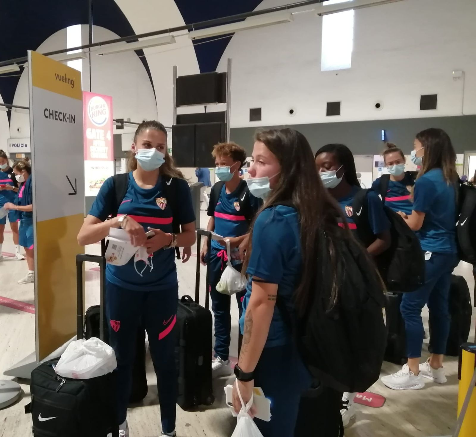 Las jugadoras del Sevilla, en el aeropuerto de San Pablo antes de volar de Barcelona.