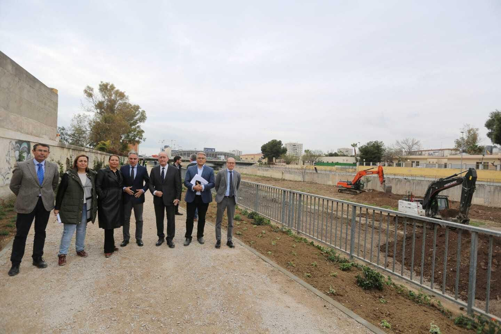 Crespo, Bendodo y De la Torre (centro), acompañados de otras autoridades en la visita a las obras.