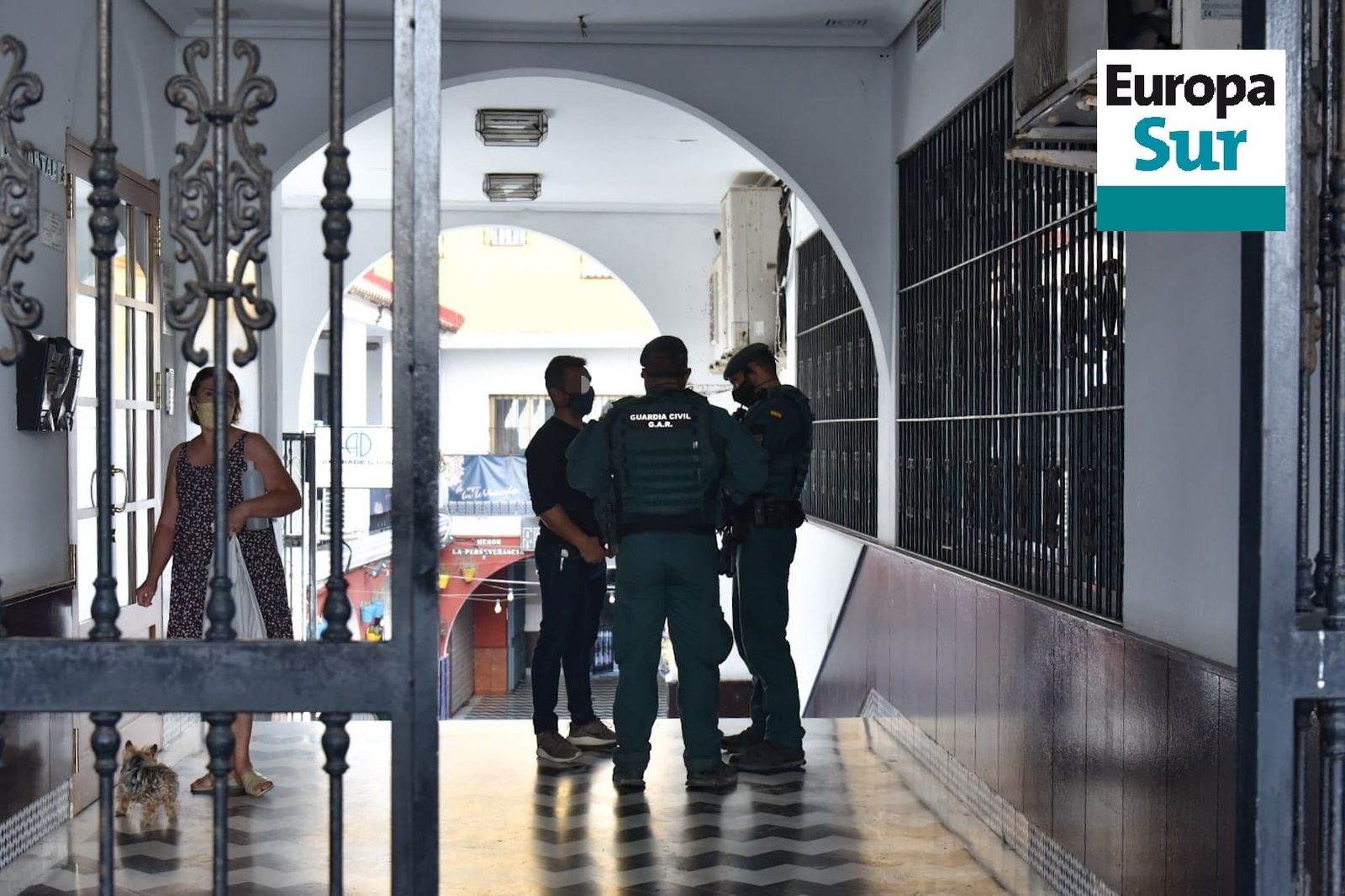 Tres agentes de la Guardia Civil, en la galería que une la Plaza Neda con la calle Ancha de Algeciras.