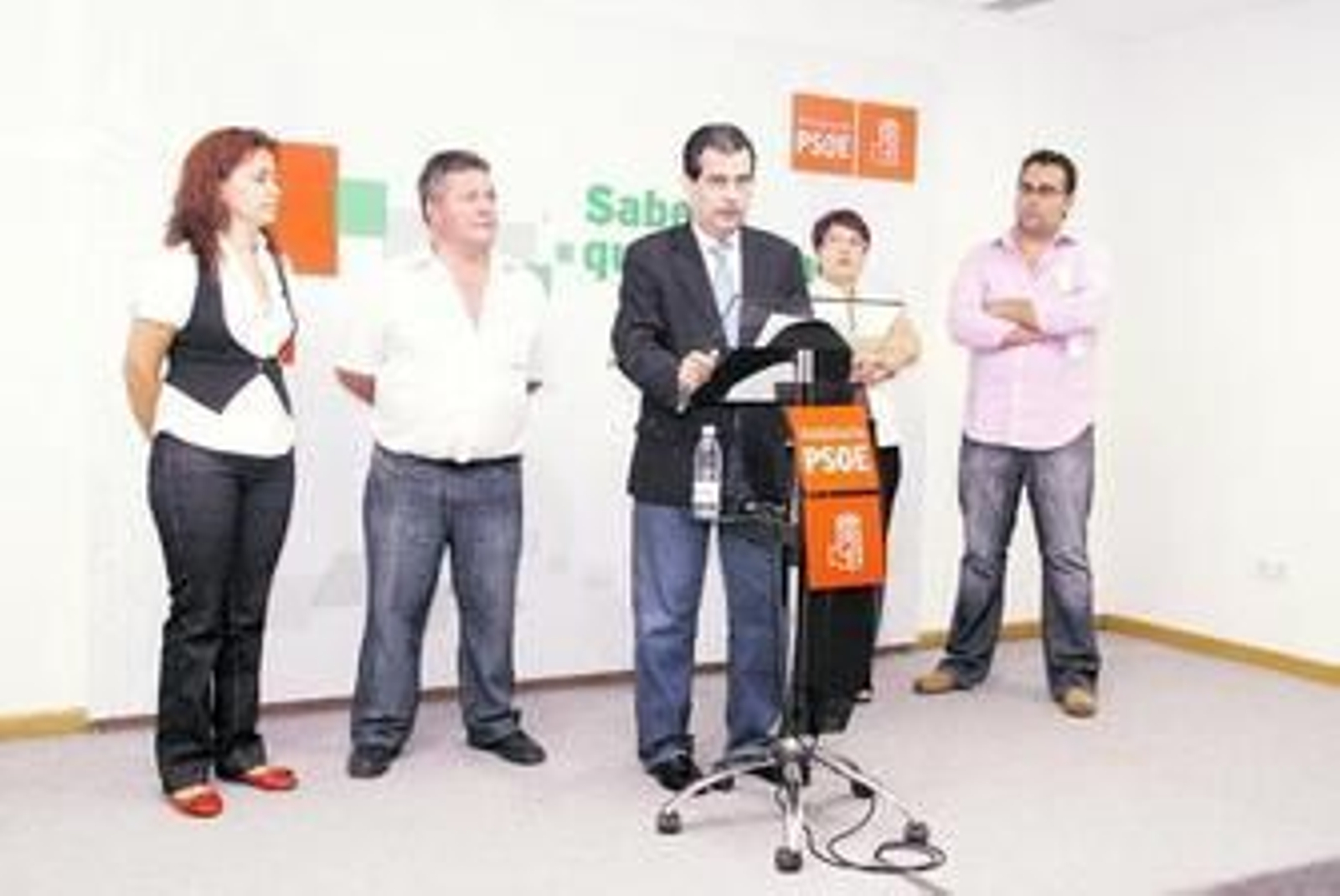 Segura Vizcaíno junto al grupo socialista de Sorbas en la rueda de prensa de ayer.